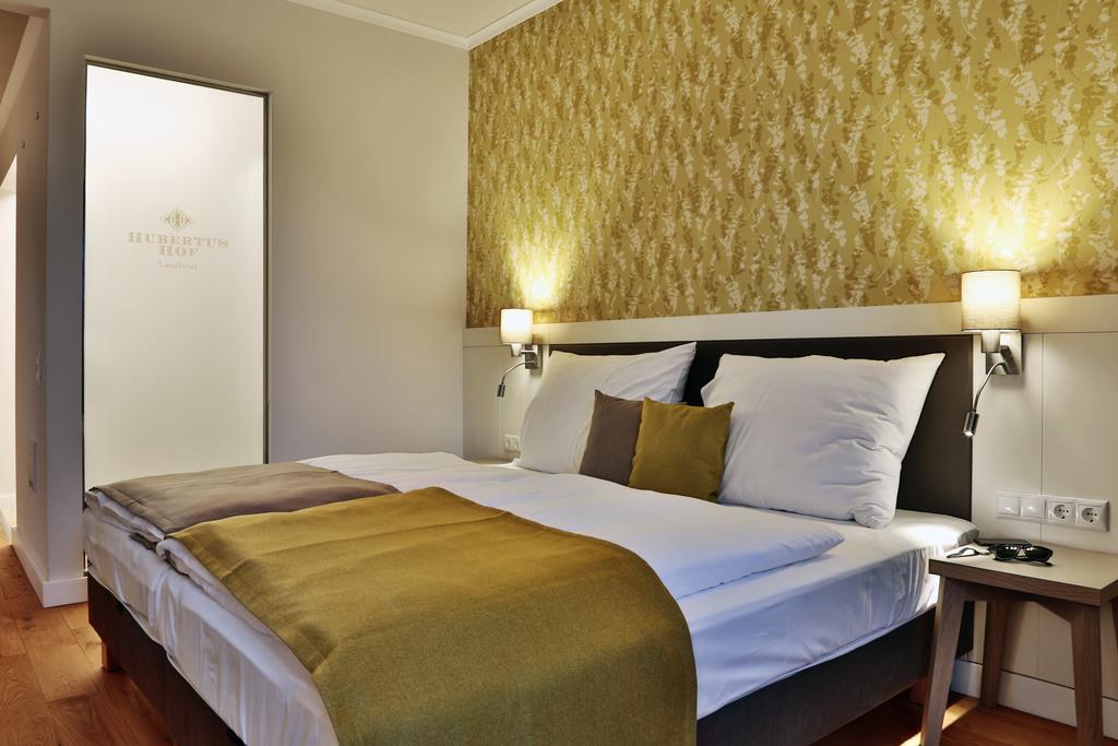 Hubertus Hof Landhotel บาลาตอนเฟนีแวช ภายนอก รูปภาพ