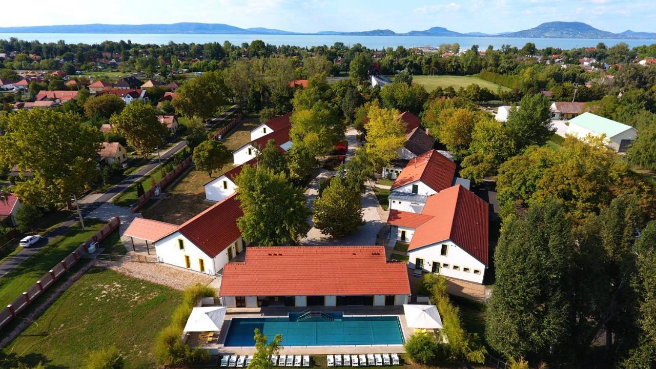 Hubertus Hof Landhotel บาลาตอนเฟนีแวช ภายนอก รูปภาพ